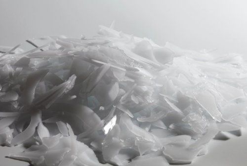 El hielo en escamas es el hielo m&aacute;s utilizado para el enfriado de pescados, mariscos, y carnes, y se emplea tambi&eacute;n en bajar la temperatura del agua para hacer hormig&oacute;n, as&iacute; como en procesos de panader&iacute;as